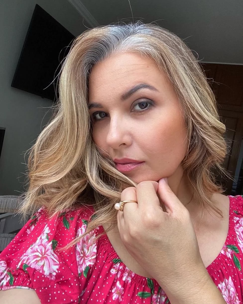 14. Embracing Silver with Sun-kissed Highlights