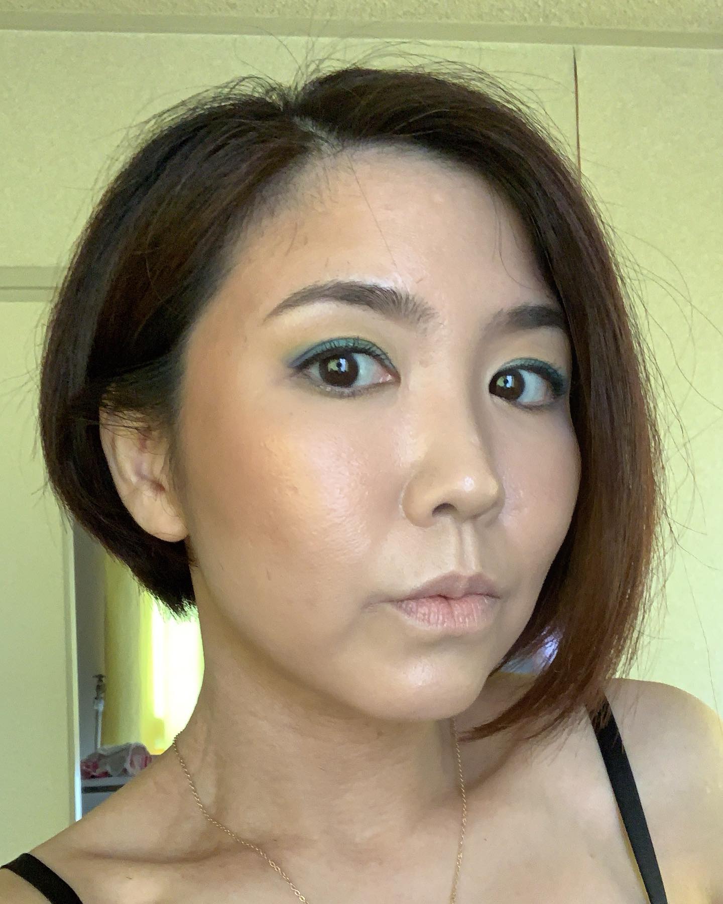 26. Chic Curves: the Artful Asymmetry for Round Faces