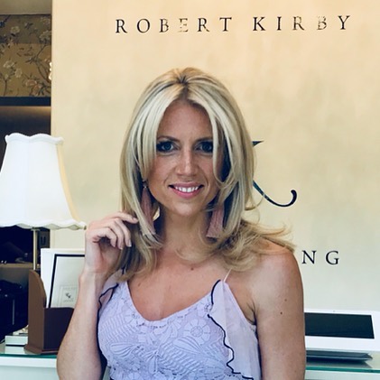 32. Sunset Waves: Effortlessly Chic Shoulder-length Glam for the 40+ Woman
