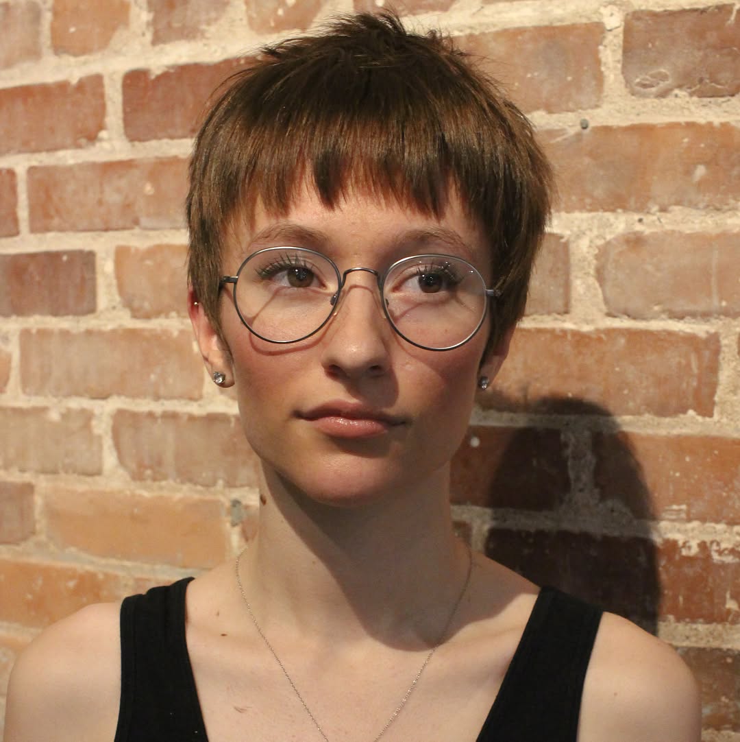25. 90s Inspired Textured Pixie Cut