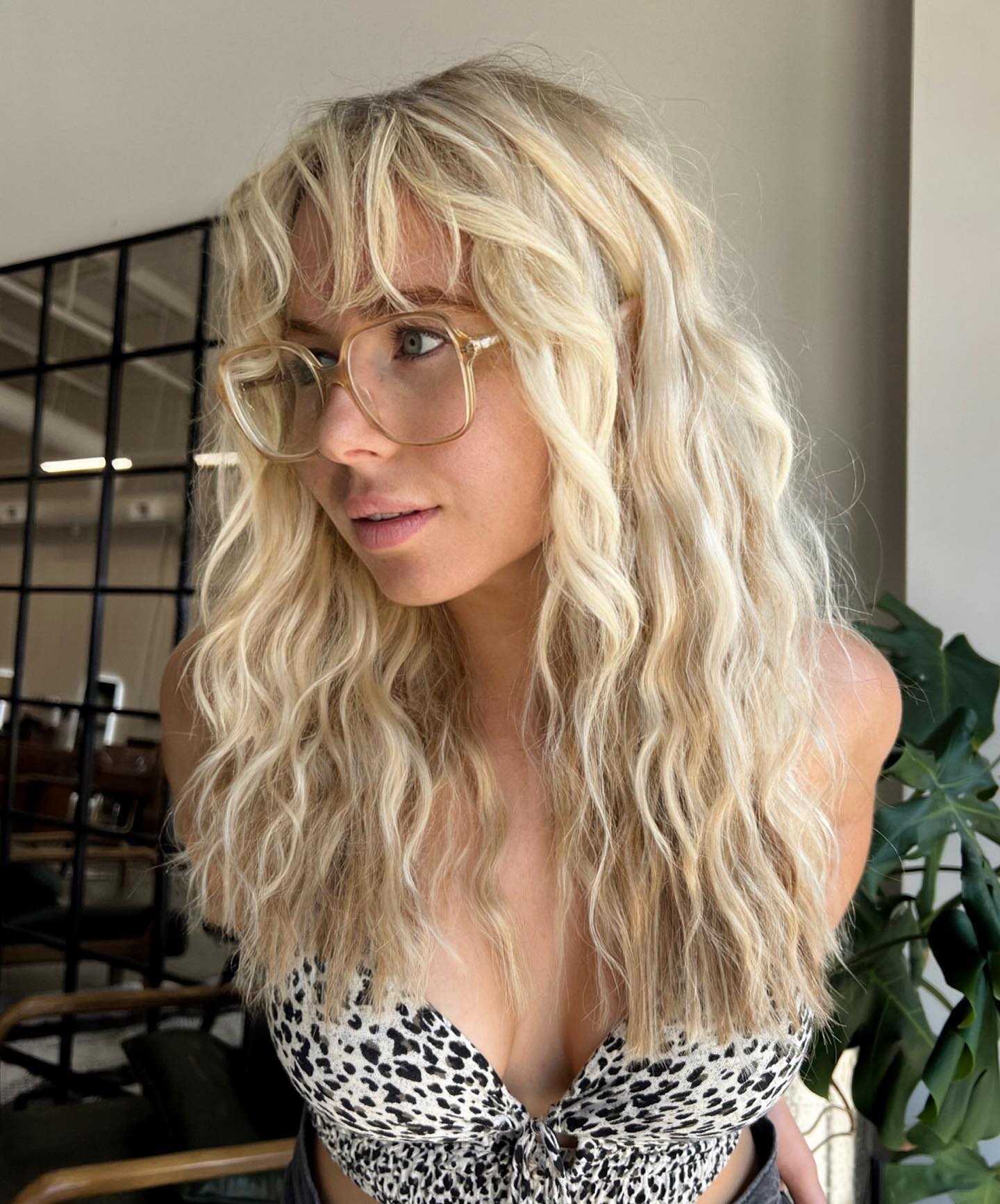 22. Effortless Beach Waves with a Chic Frame