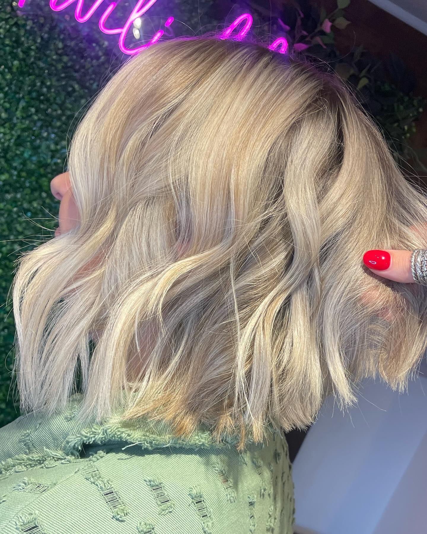 34. Blonde Waves Of Effortless Chic
