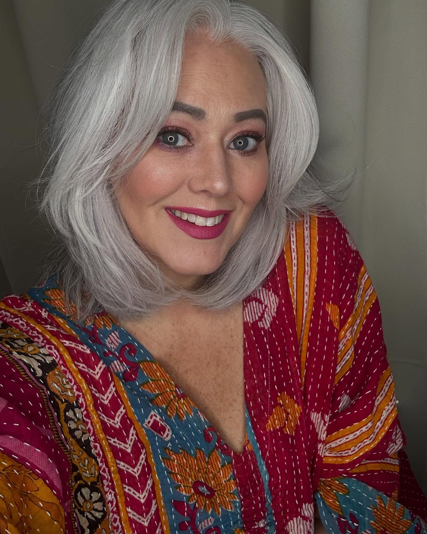 25. Chic Radiance: Embracing Silver Waves with Bold Vibrancy