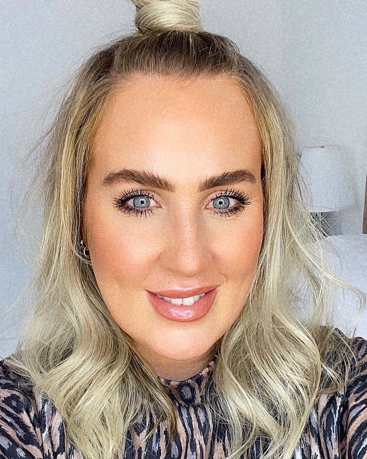 19. Half-up Radiance: Channeling Chic Effortlessness with Subtle Waves