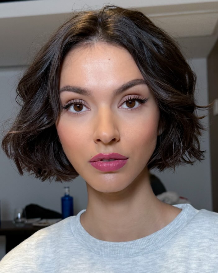 51. Chic Whirlwind: the Effortlessly Polished Messy Bob