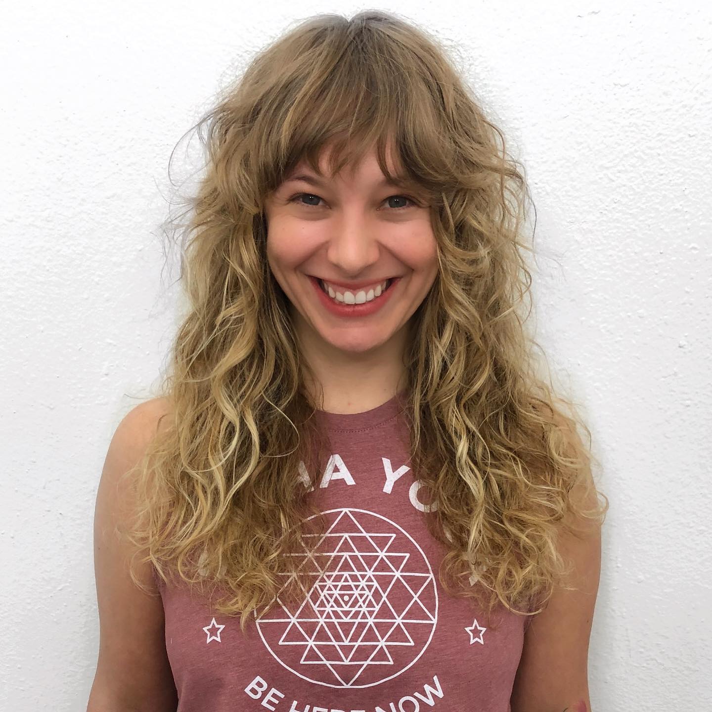 28. Effortlessly Ethereal: the Shaggy Blonde with Playful Waves