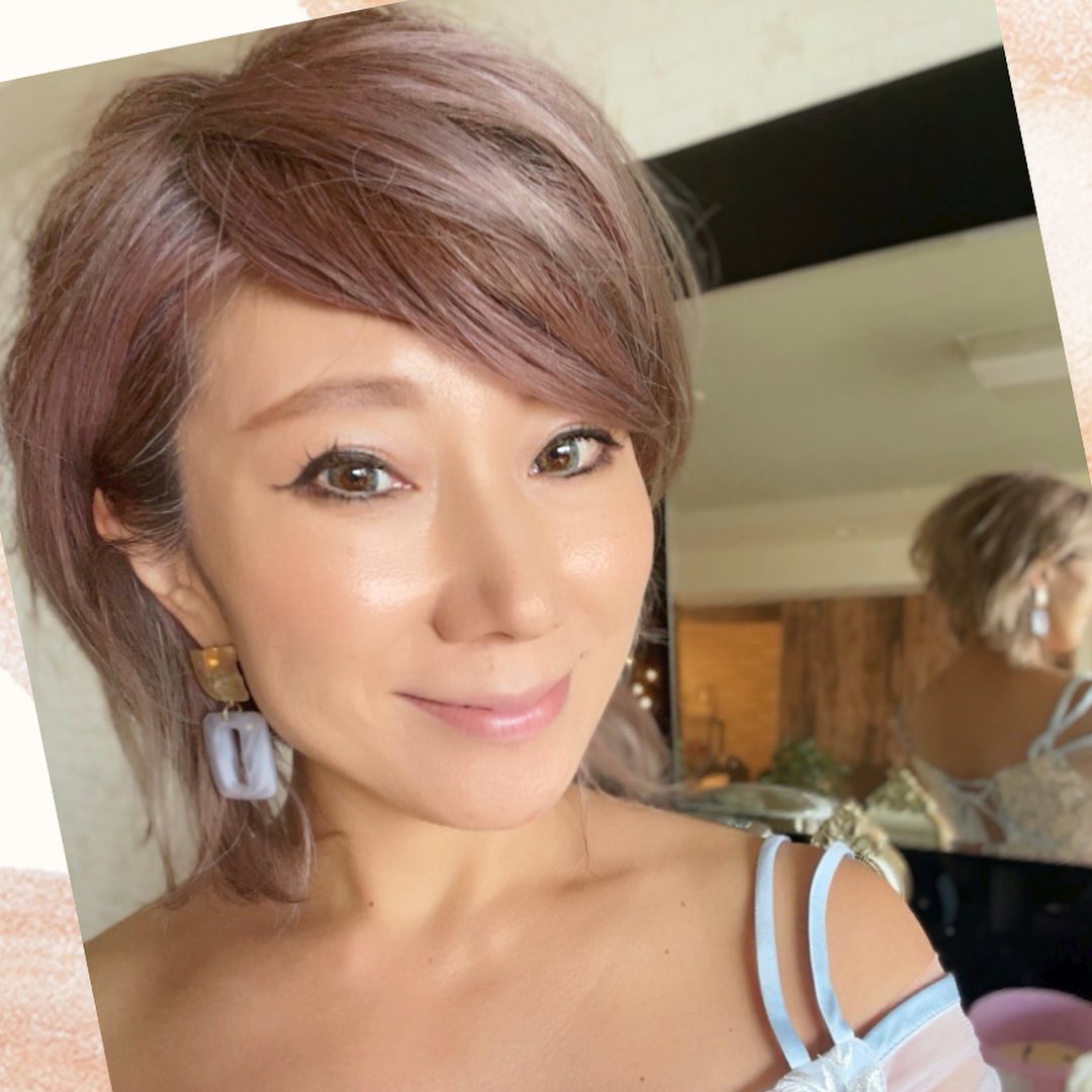22. Ravishingly Layered: the Chic Choppy Bob with a Hint Of Lavender