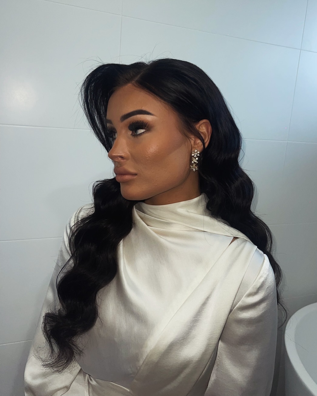 13. Glamorous Waves with a Modern Twist: Effortlessly Vintage Chic