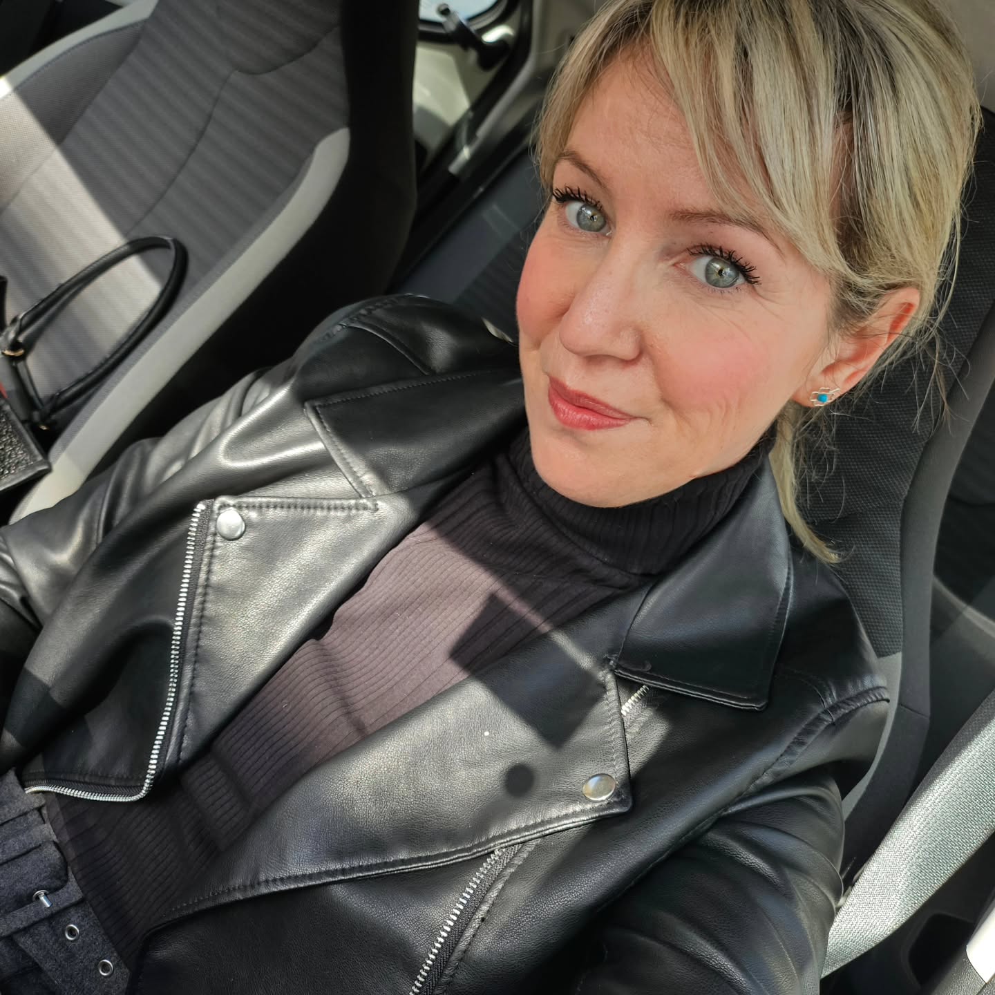 1. Chic Modern Pixie with Subtle Highlights