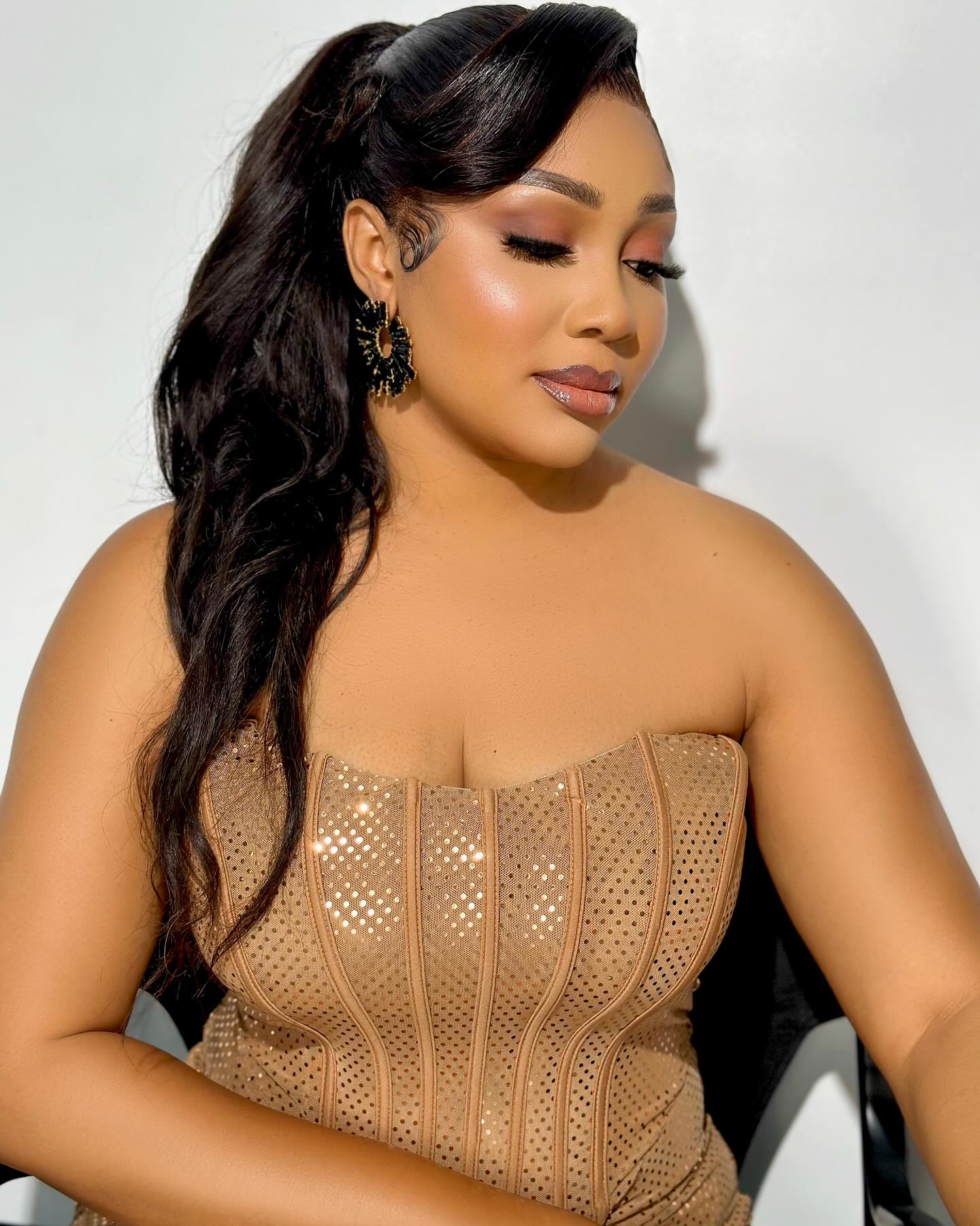 43. Silhouette Of Elegance: Framed Waves with Flawless Glam
