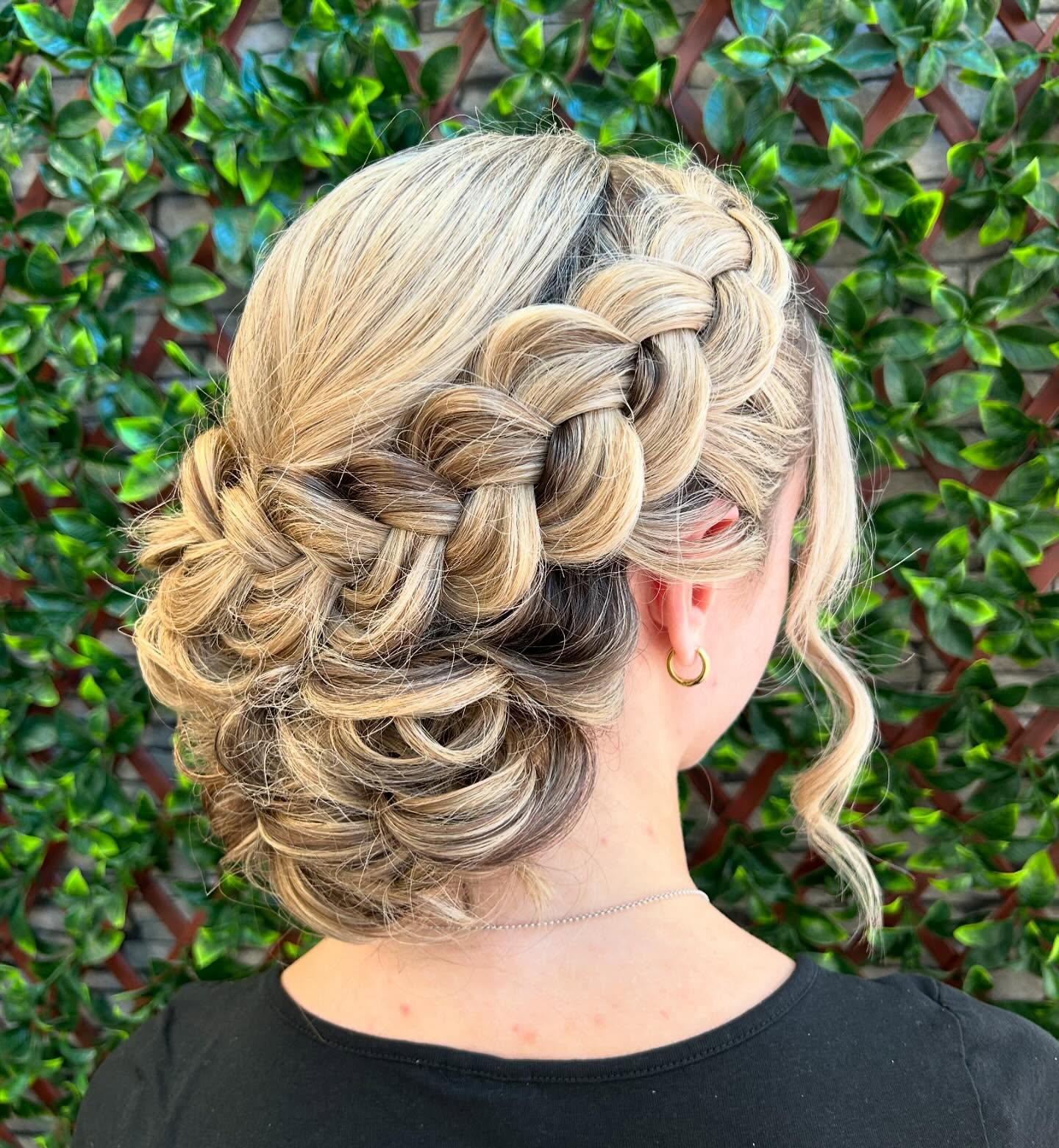 9. Ribbon-wrapped Waterfall: Proms Ethereal Flow