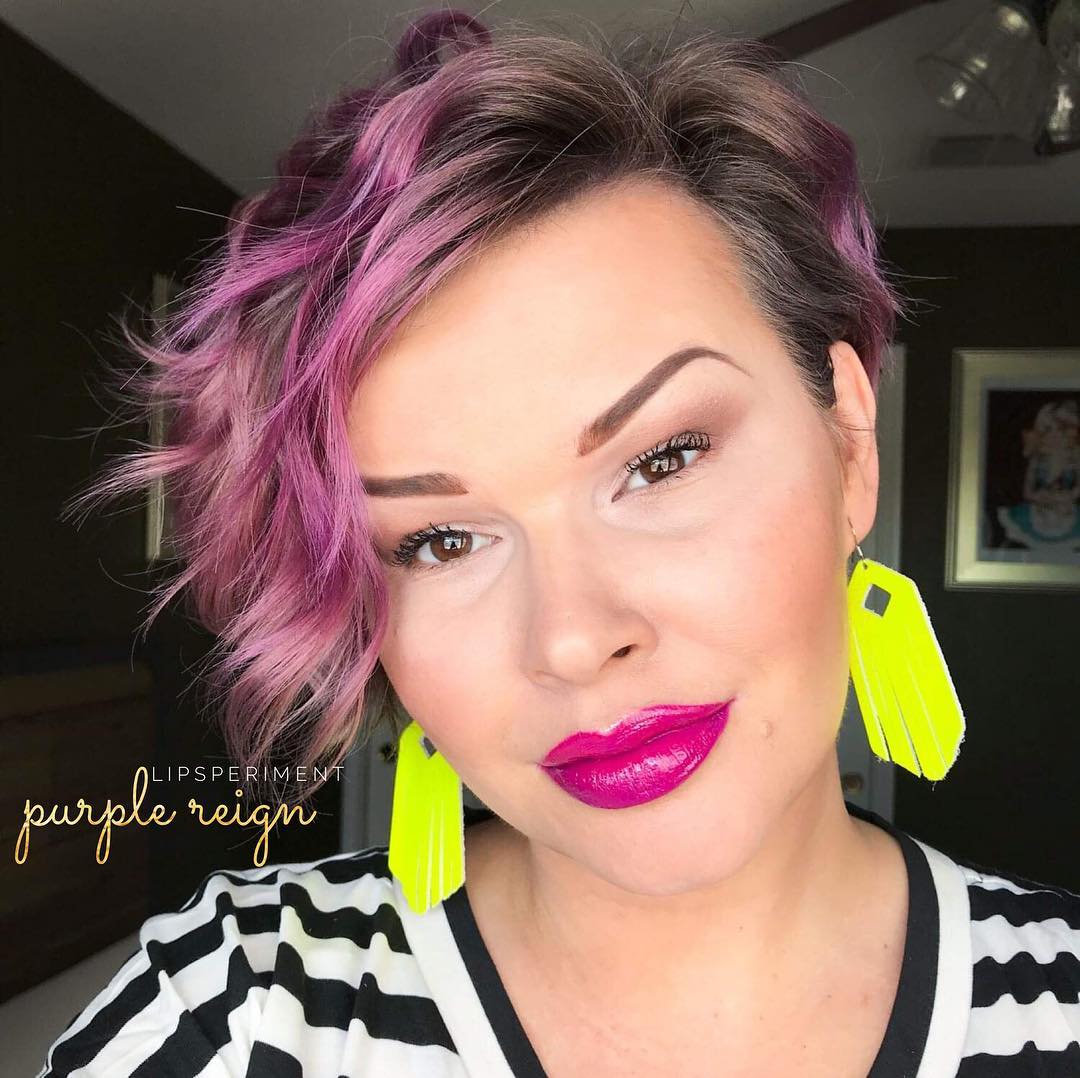 23. Title: Short Wavy Hairstyle with Vibrant Highlights