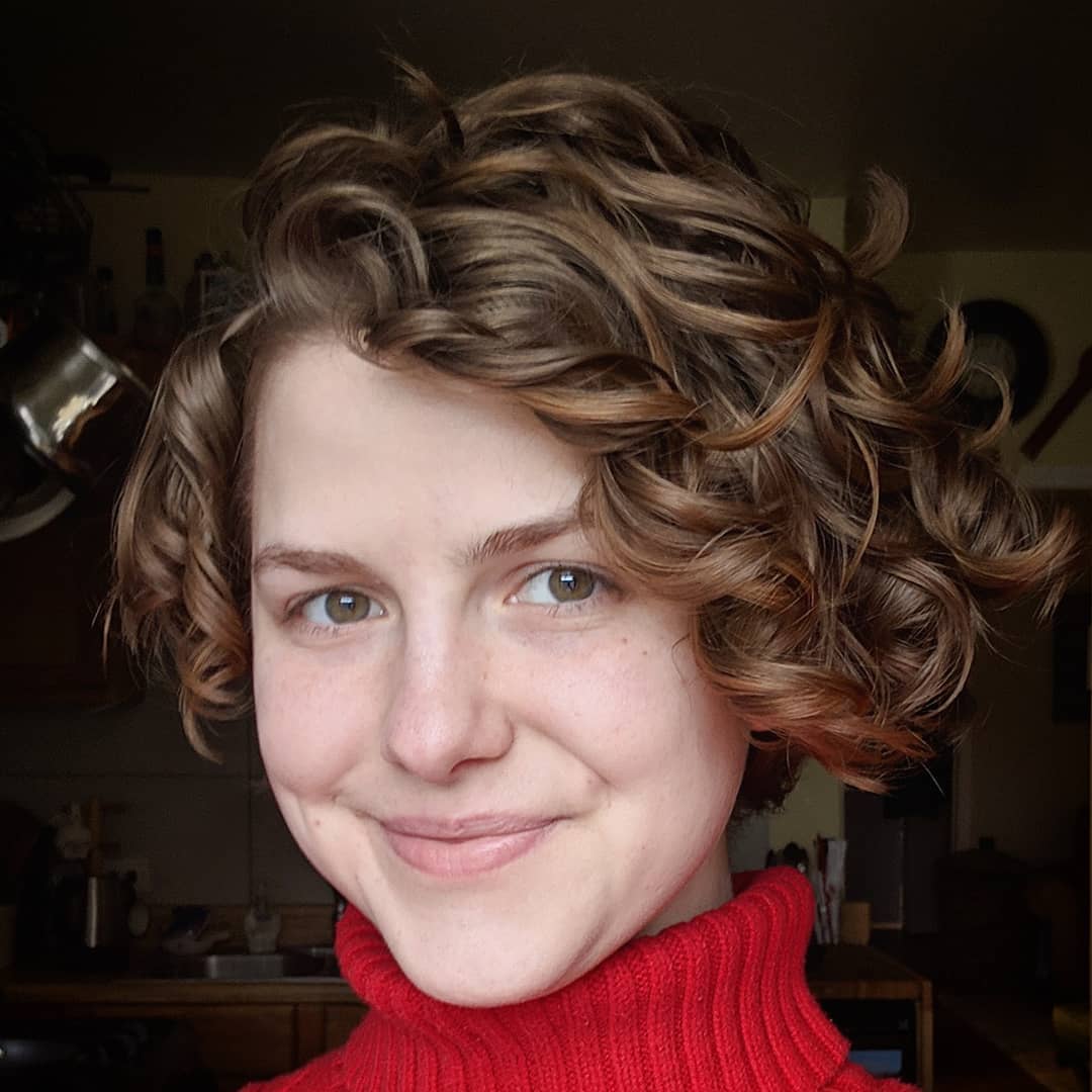 31. Playful Short Wavy Bob