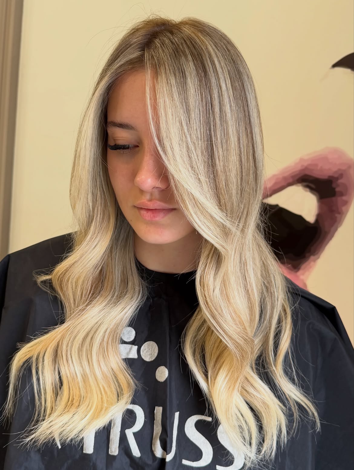 2. Champagne Blonde Waves with Soft Face-Framing Layers