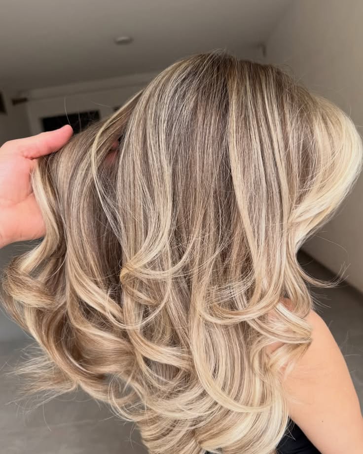 17. Dimensional Ash Blonde Waves