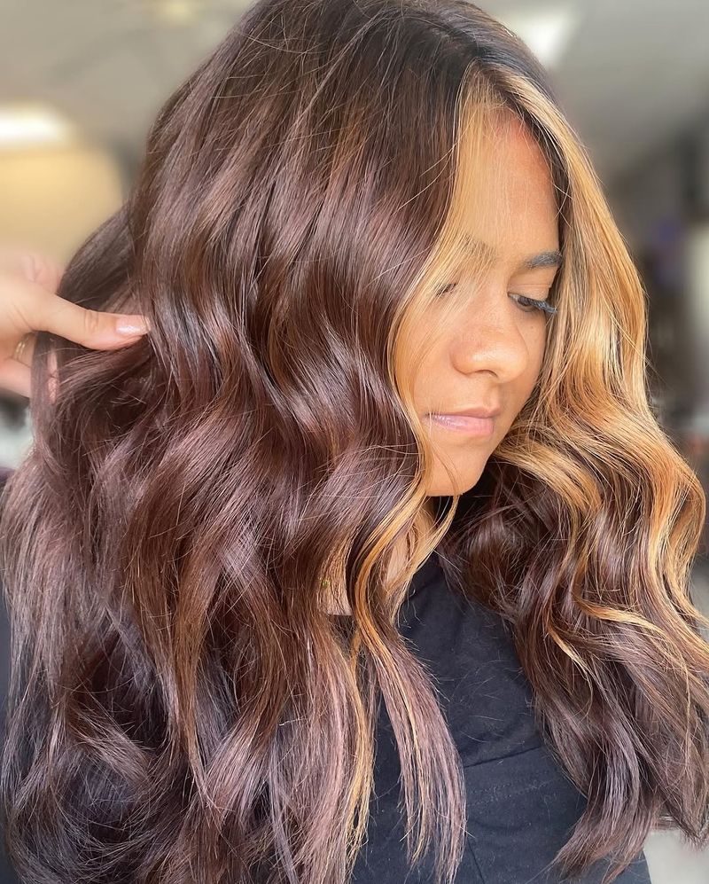 16. Face-Framing Honey Highlights