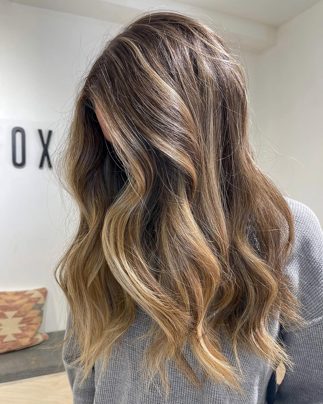25. Honey Highlights and Soft Waves