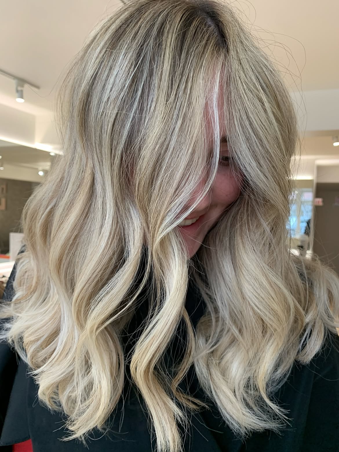 4. Money Piece Highlights and Soft Waves