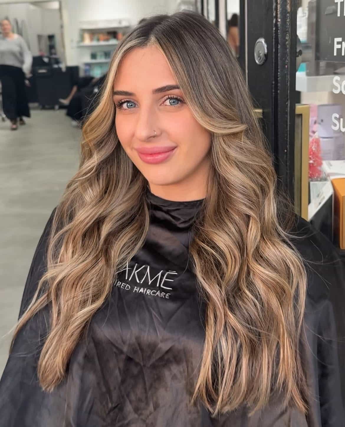 28. Root Melt and Face-Framing Honey Highlights