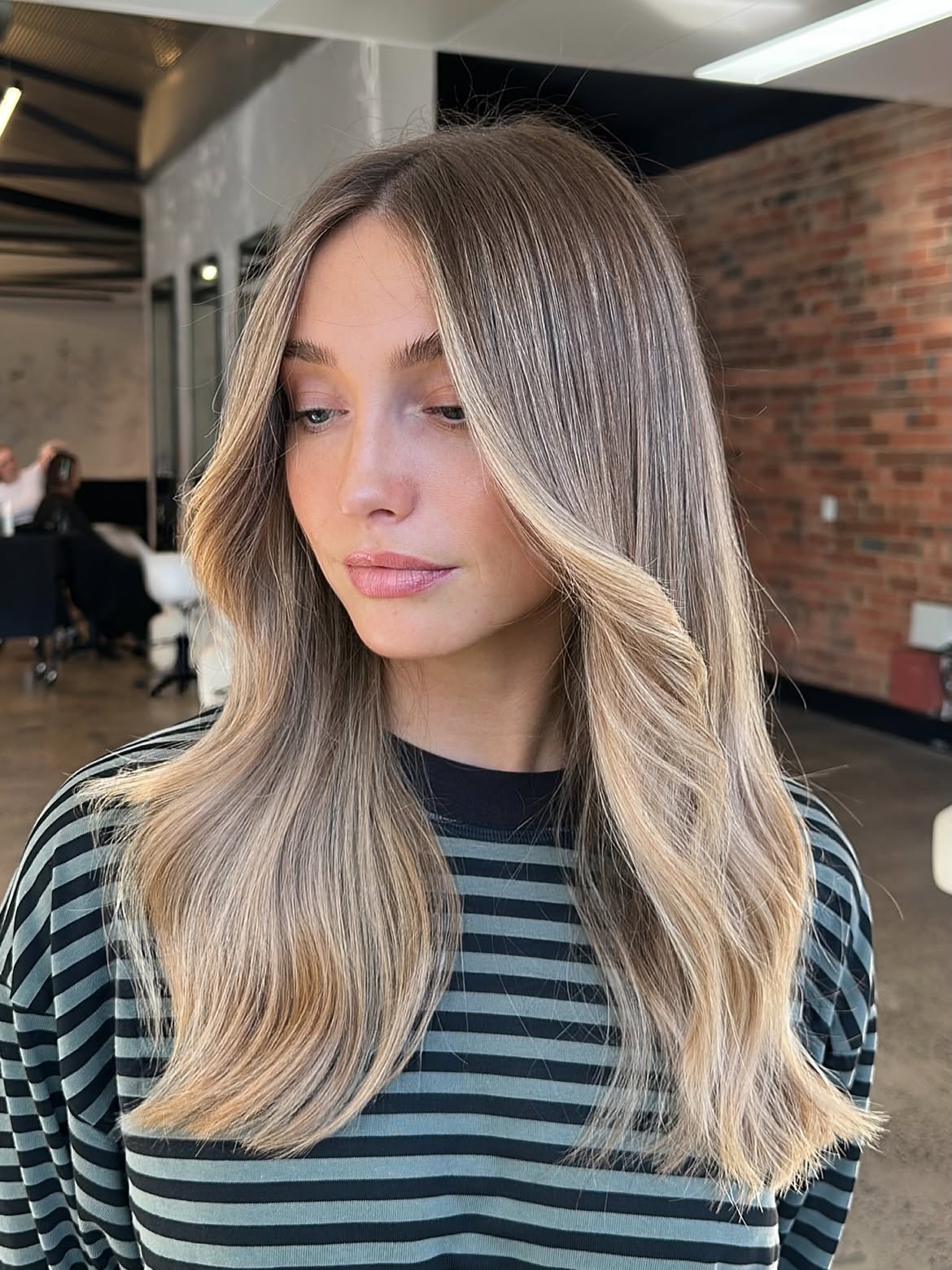38. Root Smudge with Creamy Face-Framing Highlights