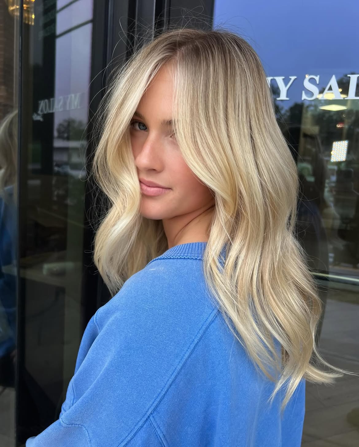 15. Root-Smudged Butter Blonde Waves