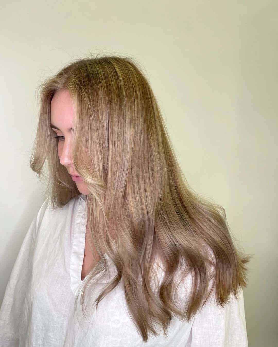 25. Sandy Blonde Waves with Face-Framing Layers