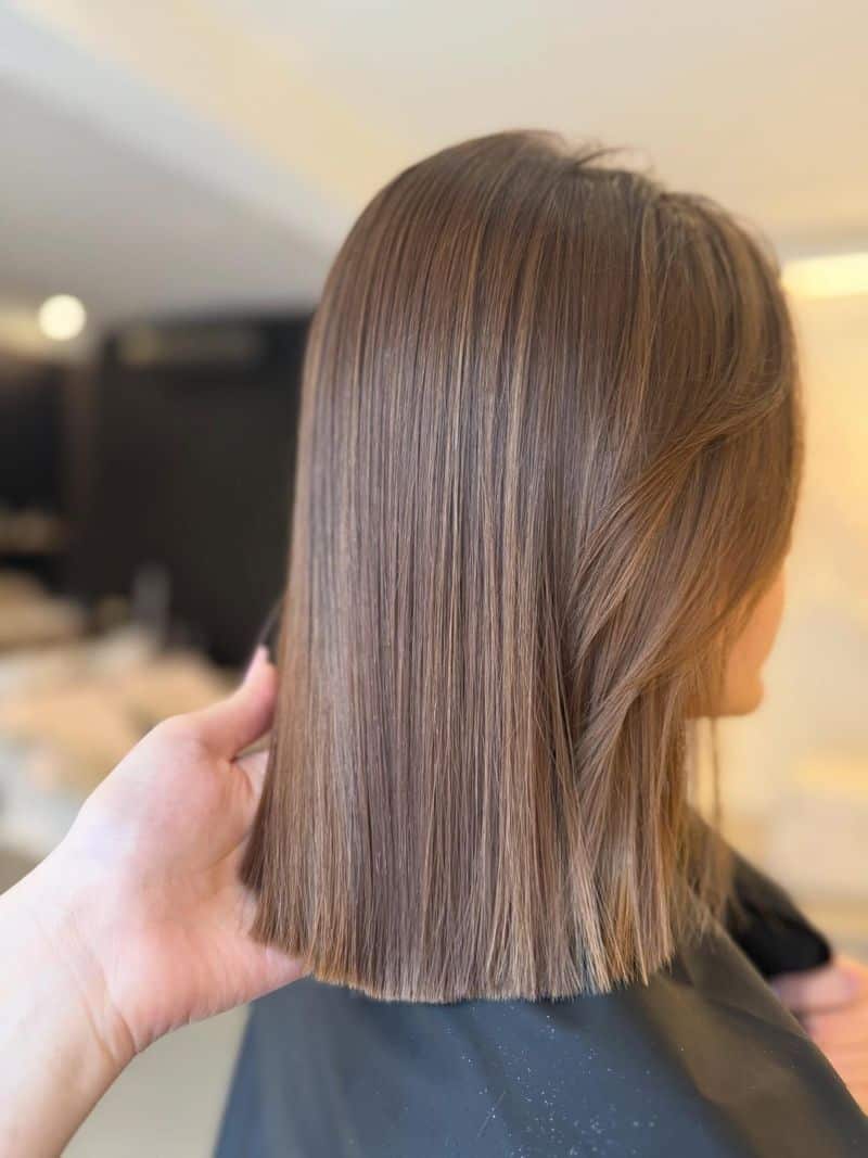 44. Sleek Blunt Lob with Subtle Highlights