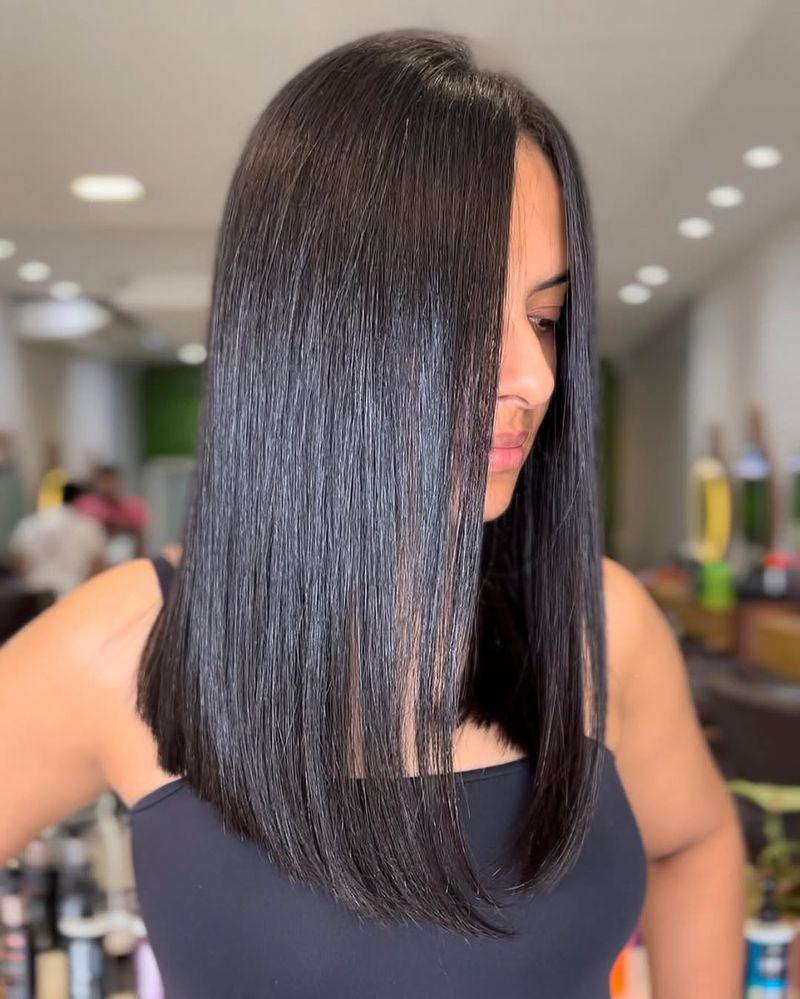 30. Sleek Jet Black Lob