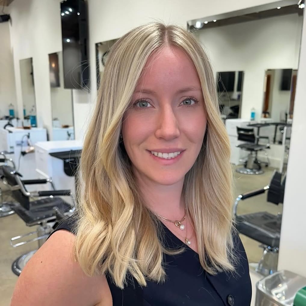 31. Soft Champagne Waves with Face-Framing Highlights