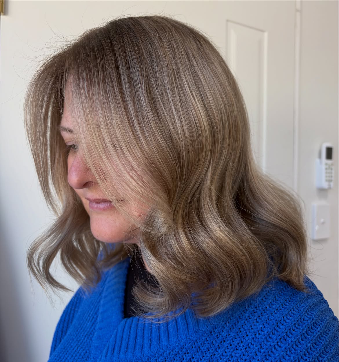 26. Soft Sandy Waves with Face-Framing Highlights