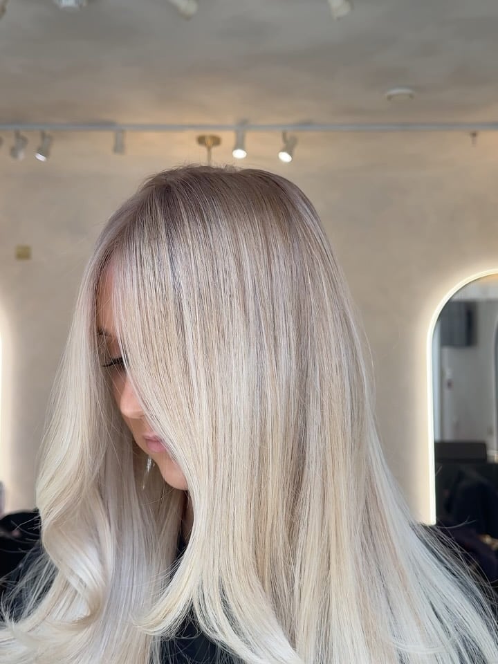 25. Soft Vanilla Melt with Shadow Root