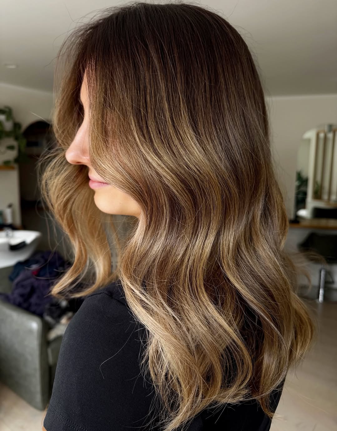 38. Sun-Kissed Waves with Face-Framing Honey Highlights