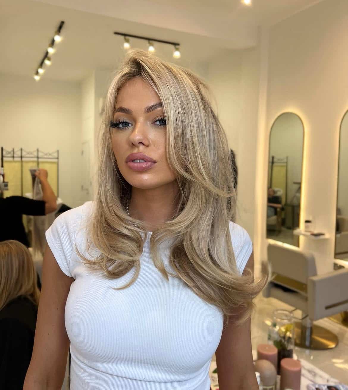 23. Voluminous Blowout with Face-Framing Layers