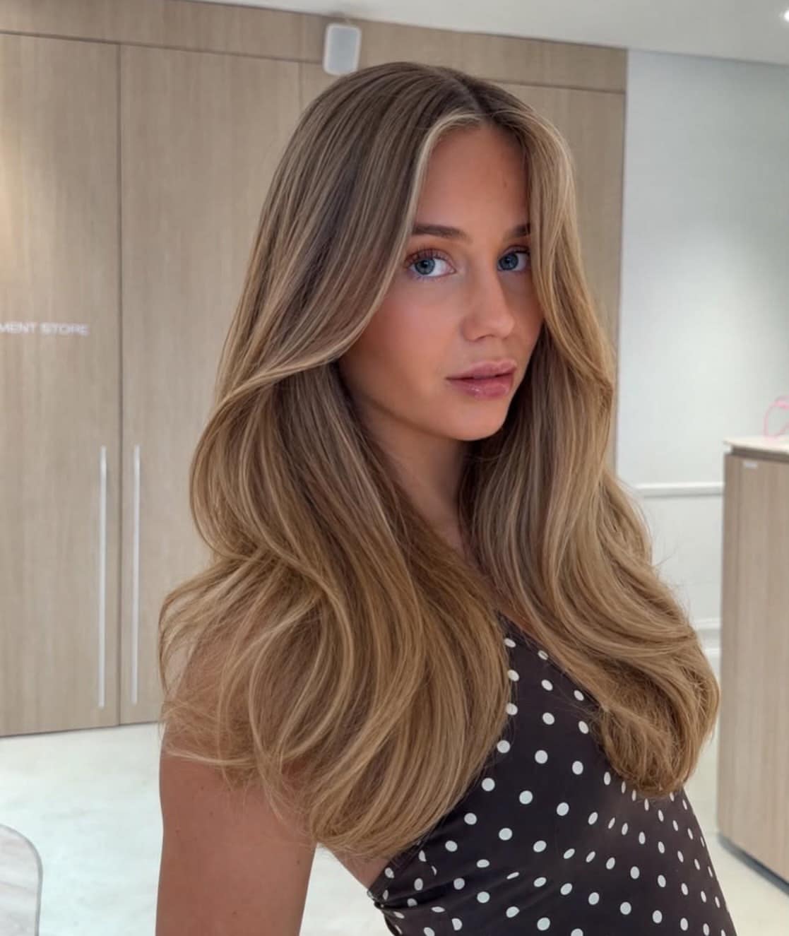 36. Warm Champagne Blowout with Face-Framing Highlights