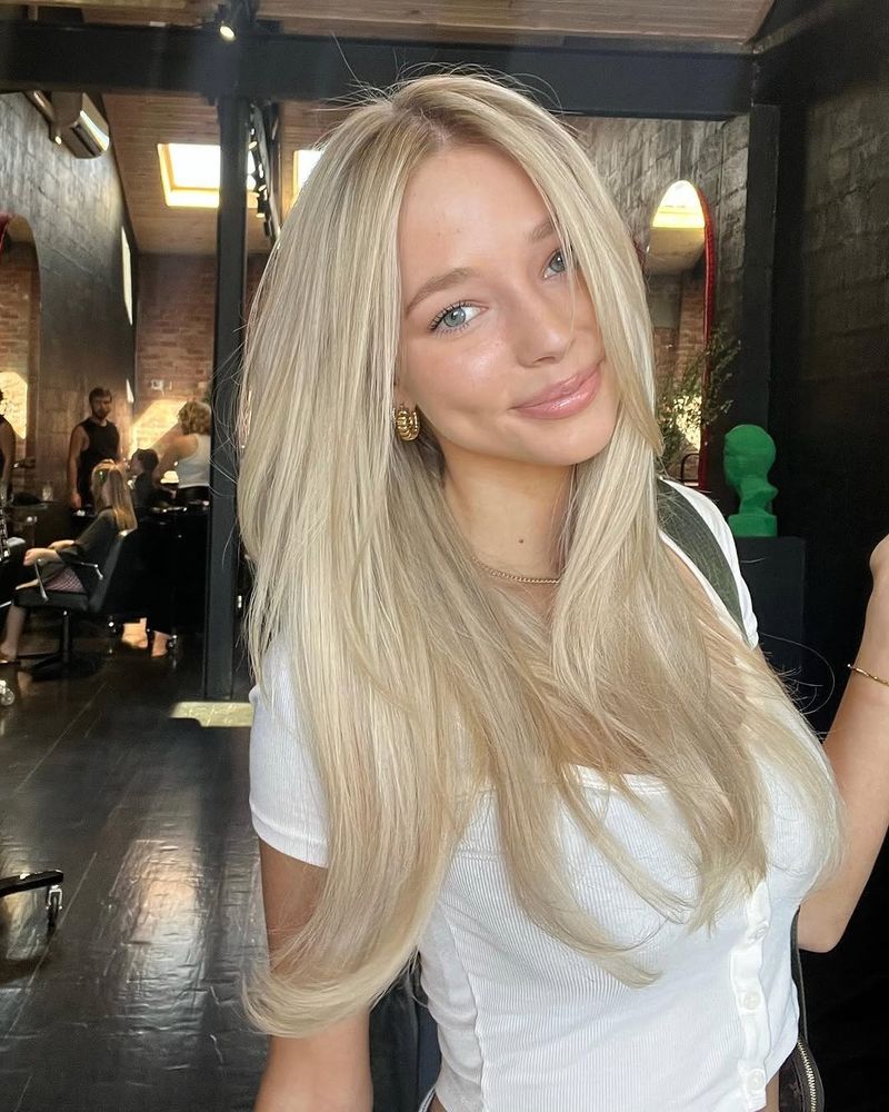 30. Creamy Blonde Blowout with Face-Framing Layers