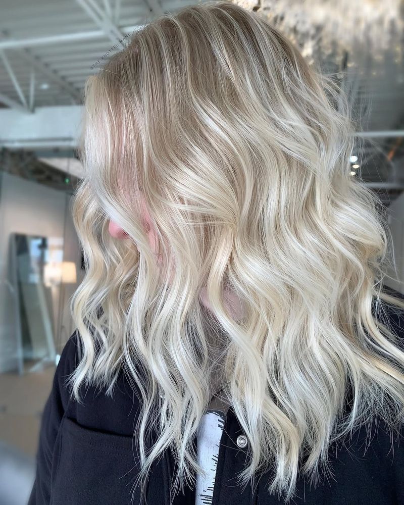 7. Creamy Waves with Bright Face-Framing Highlights