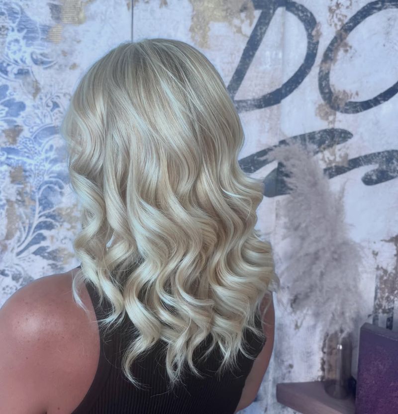 20. Creamy Waves with Dark Roots