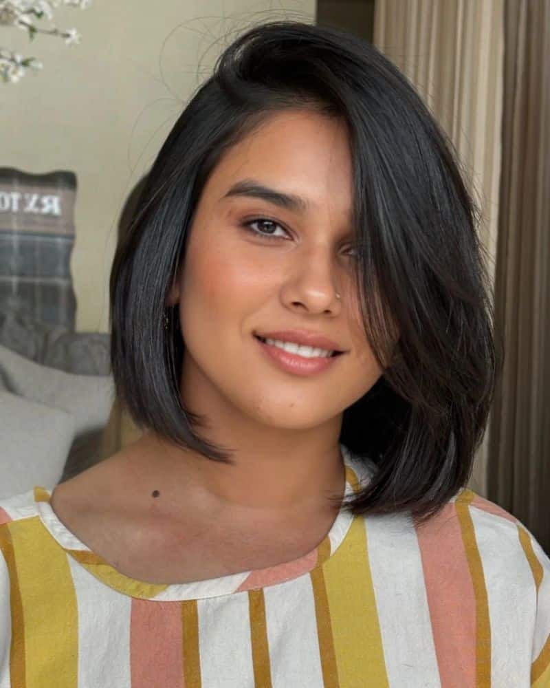 23. Deep Side Part Jaw-Length Bob