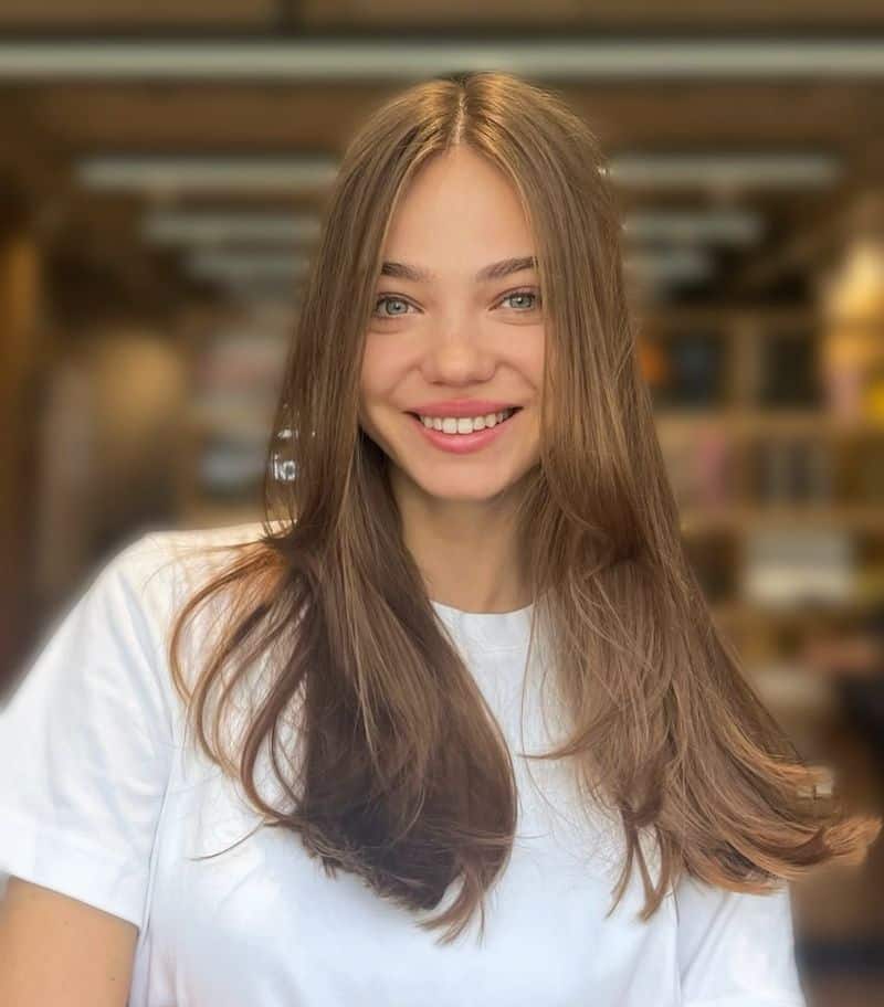 2. Face-Framing Caramel Waves