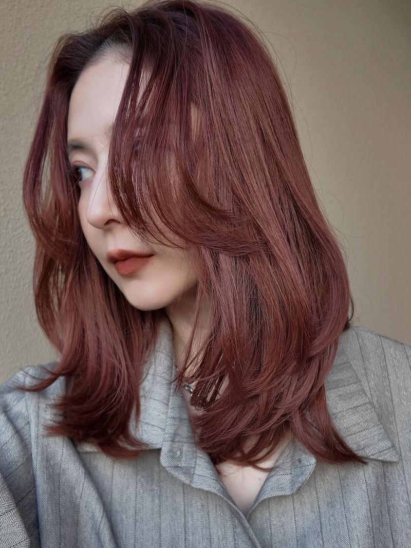 21. Face-Framing Layers with Soft Plum Tints