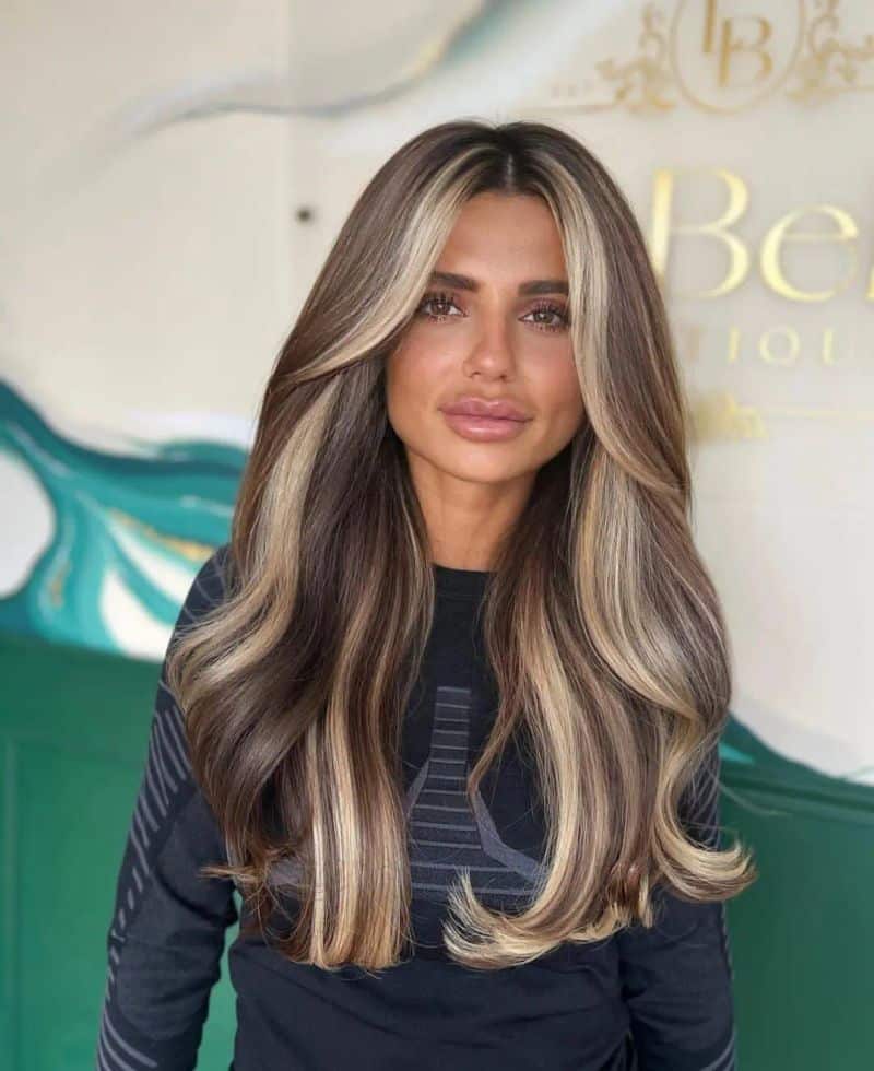 18. High-Contrast Chestnut and Vanilla Blowout