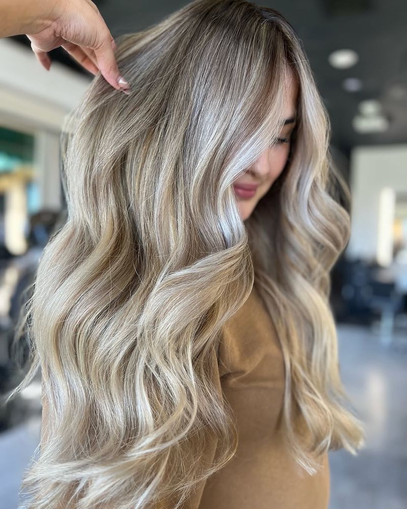 17. High-Contrast Cream Waves