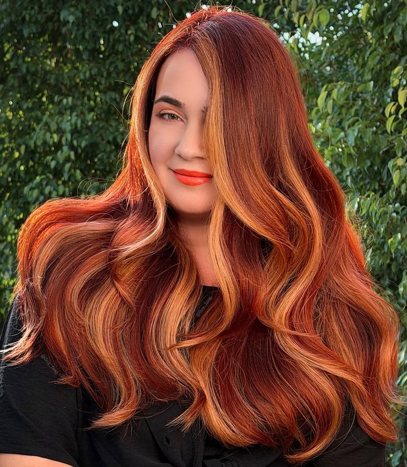 14. High-Contrast Honey Streaks and Deep Auburn