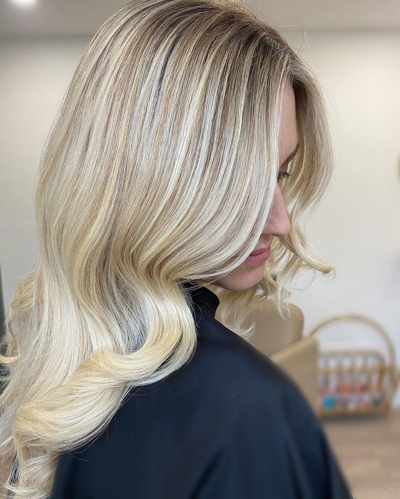 29. High-Contrast Opal Ribbon Waves