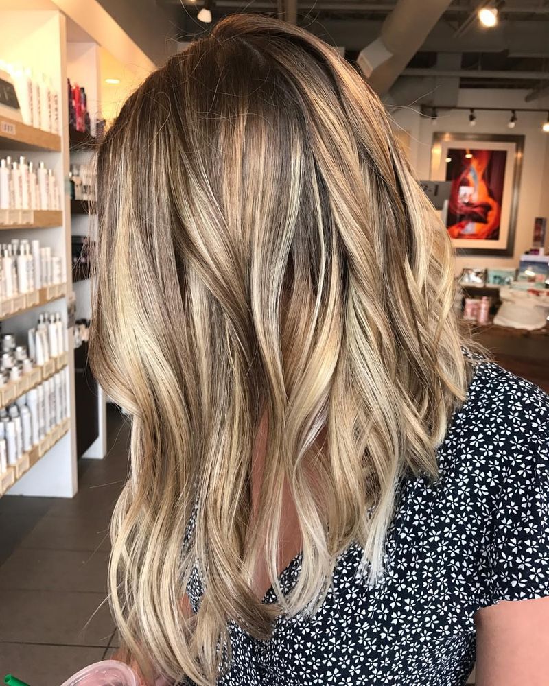 31. Honey Blonde Balayage Lob