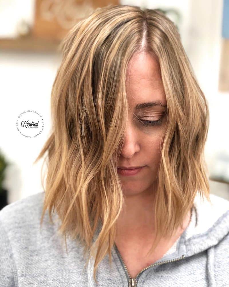 27. Honey Blonde Beach Wave Lob