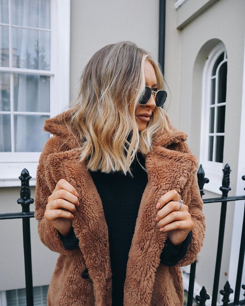 8. Honey Blonde Lob with Bright Face-Framing Highlights