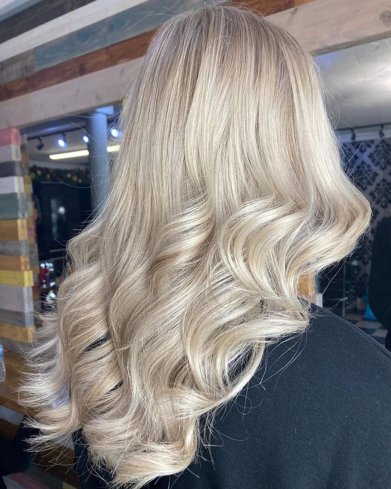 26. Iridescent Pearl Waves