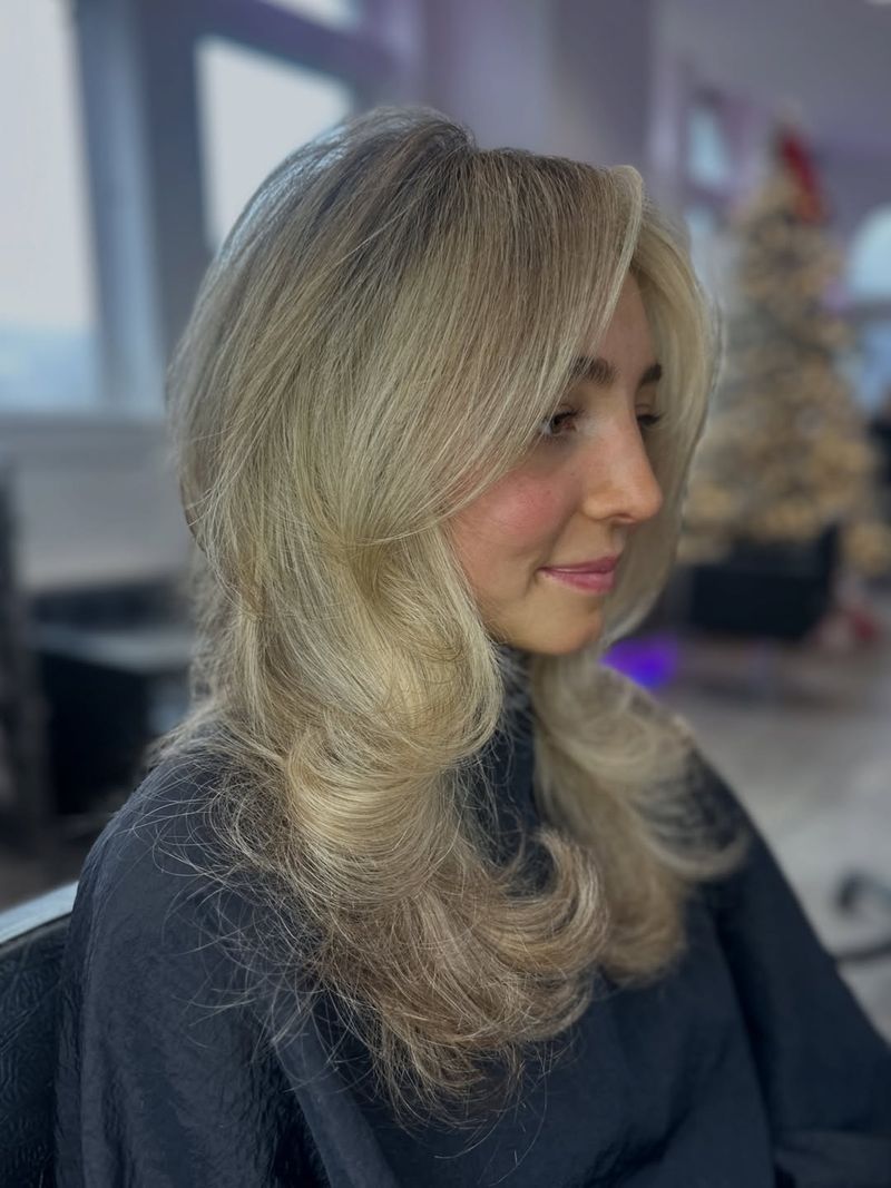 29. Retro Ash Blonde Blowout