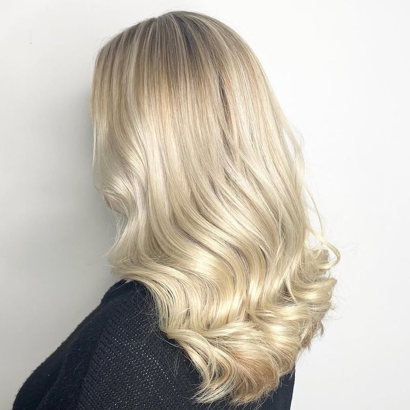 17. Root-Smudged Vanilla Cream Waves